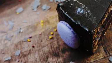 Tahta tepside süslemeli Chuao keki..