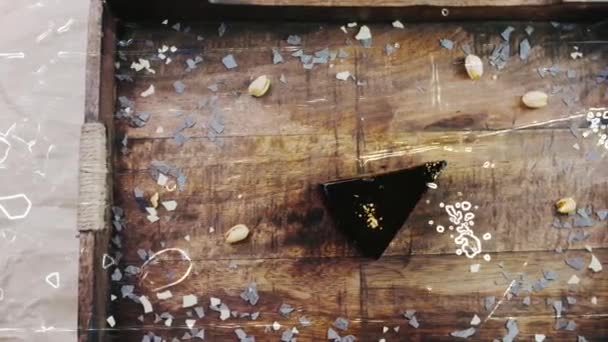 香蕉巧克力蛋糕 上面有金粉和装饰的木制盘子 — 图库视频影像