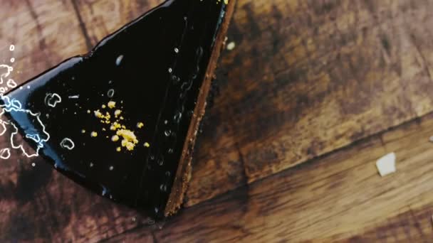 Kue Coklat Pisang Dengan Debu Emas Atas Nampan Kayu Dengan — Stok Video
