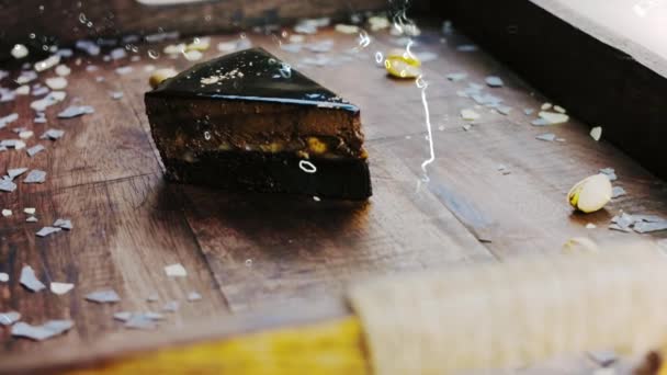 Torta Cioccolato Alla Banana Con Polvere Oro Vassoio Legno Con — Video Stock