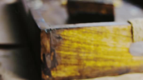 Bananchokladkaka Med Guldstoft Trälåda Med Dekorationer — Stockvideo