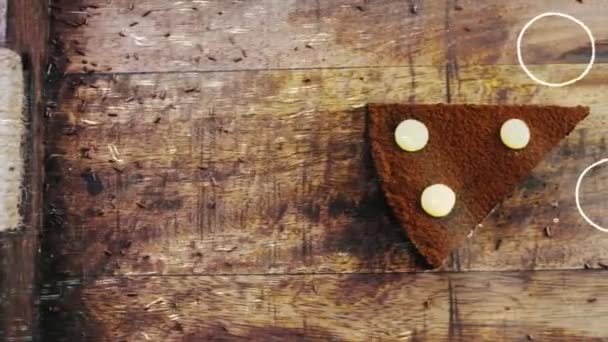 Chocolade Taart Met Passievrucht Een Houten Dienblad Met Decoraties — Stockvideo