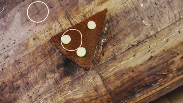 Crostata Cioccolato Con Frutto Della Passione Vassoio Legno Con Decorazioni — Video Stock