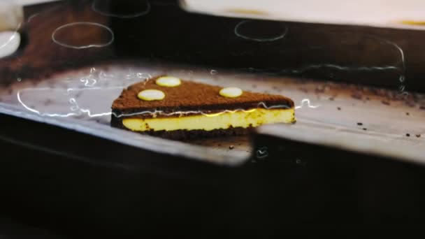Tarta Chocolate Con Fruta Pasión Una Bandeja Madera Con Decoraciones — Vídeo de stock
