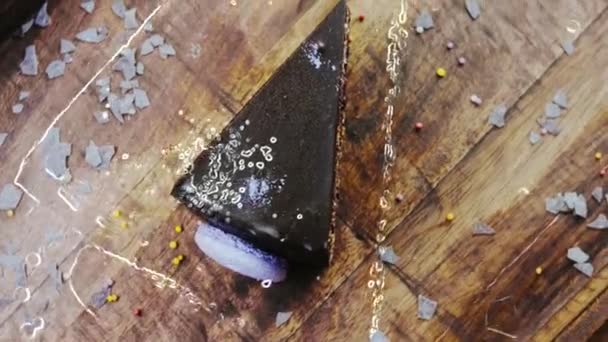 Gâteau Chuao Sur Plateau Bois Avec Décorations — Video