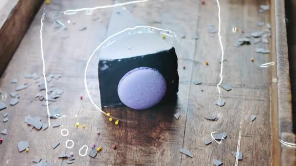 Chuao Cake Een Houten Dienblad Met Decoraties — Stockvideo