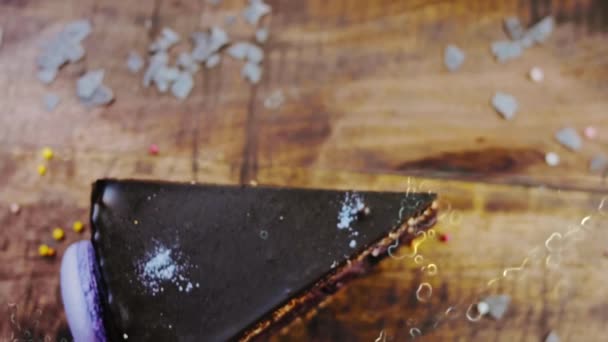 Ciasto Chuao Drewnianej Tacy Dekoracjami — Wideo stockowe