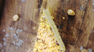 Tahta tepside süslenmiş fıstıklı kek..