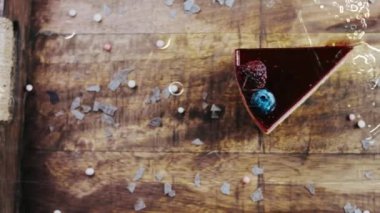 Tahta tepside süslemeli dut esintili kek.