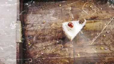 Tahta tepside süslemeli kirazlı kek..