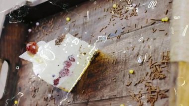 Tahta tepside süslemeli kirazlı kek..