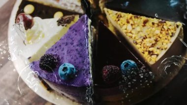 Altın tepside on çeşit kek ve süslemeli ahşap tepside..