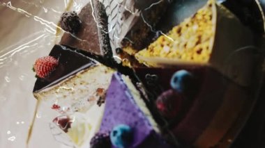 Altın tepside on çeşit kek ve süslemeli ahşap tepside..