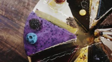 Altın tepside on çeşit kek ve süslemeli ahşap tepside..