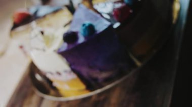 Altın tepside on çeşit kek ve süslemeli ahşap tepside..