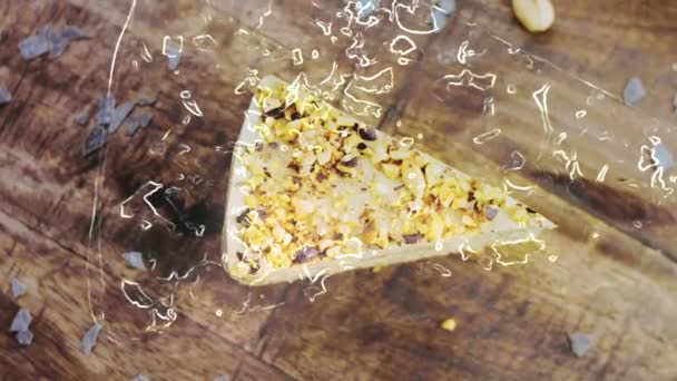 Pistache Cake Een Houten Dienblad Met Decoraties — Stockvideo
