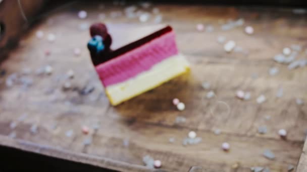 Berry Kue Angin Atas Nampan Kayu Dengan Dekorasi — Stok Video