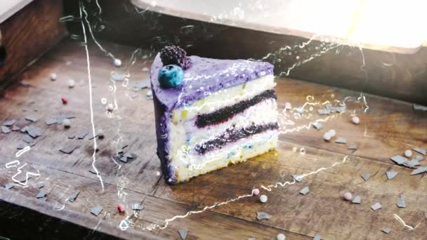 用蓝莓和薰衣草装饰在木制托盘上的普罗旺斯蛋糕 — 图库视频影像