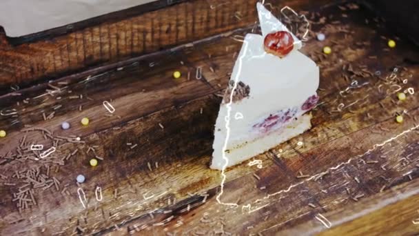 Delicioso Pastel Cereza Una Bandeja Madera Con Decoraciones — Vídeos de Stock
