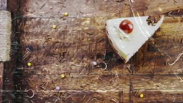 Tahta Tepside Süslemeli Kirazlı Kek — Stok video
