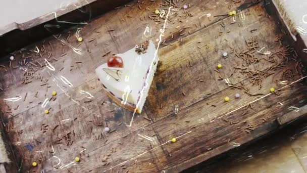 精美的樱桃蛋糕放在有装饰品的木制托盘上 — 图库视频影像