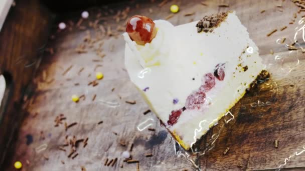 Délicieux Gâteau Cerise Sur Plateau Bois Avec Des Décorations — Video
