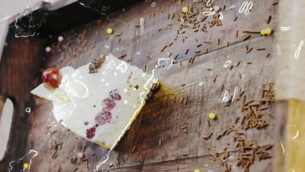 Deliziosa Torta Ciliegie Vassoio Legno Con Decorazioni — Video Stock
