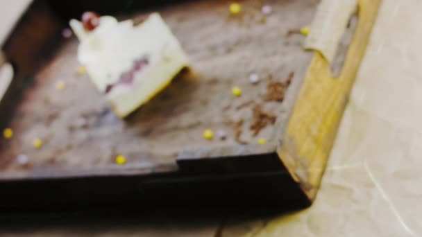 Delicioso Pastel Cereza Una Bandeja Madera Con Decoraciones — Vídeo de stock