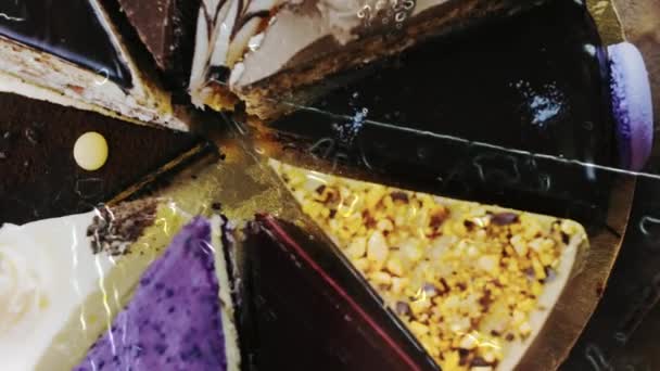 Десять Видів Тортів Золотому Підносі Дерев Яному Підносі Прикрасами — стокове відео