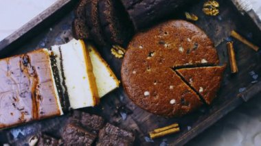 Tahta tepside değişik şekillerde pastalar..