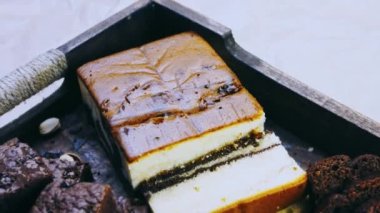 Tahta tepside değişik şekillerde pastalar..