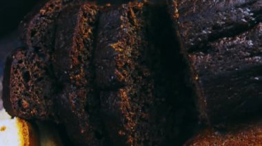 Tahta tepside değişik şekillerde pastalar..