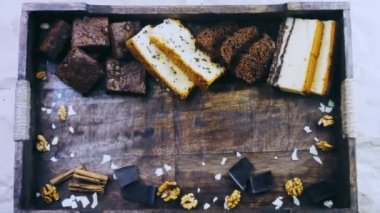 Tahta tepside değişik şekillerde pastalar..