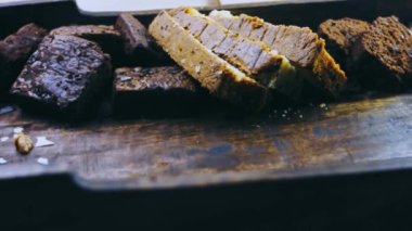 Tahta tepside değişik şekillerde pastalar..