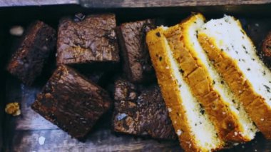 Tahta tepside değişik şekillerde pastalar..