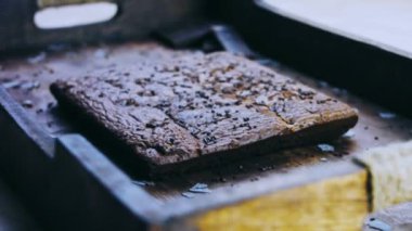 Parçalanmış çikolatayla süslenmiş kek..