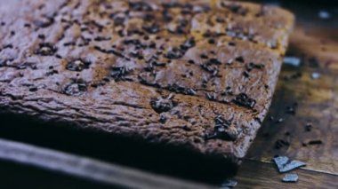 Parçalanmış çikolatayla süslenmiş kek..