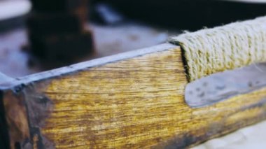 Parçalanmış çikolatayla süslenmiş kek..