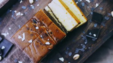 Fındık ve çikolatayla süslenmiş Stracciatella Kuchen..