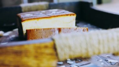 Fındık ve çikolatayla süslenmiş Stracciatella Kuchen..