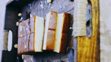 Fındık ve çikolatayla süslenmiş Stracciatella Kuchen..