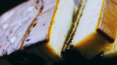 Fındık ve çikolatayla süslenmiş Stracciatella Kuchen..