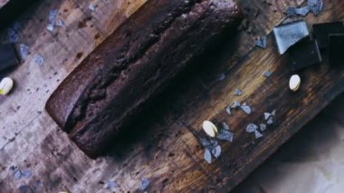 Fıstık ve çikolatayla süslenmiş ev yapımı pasta..