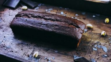 Fıstık ve çikolatayla süslenmiş ev yapımı pasta..