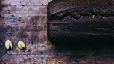 Fıstık ve çikolatayla süslenmiş ev yapımı pasta..