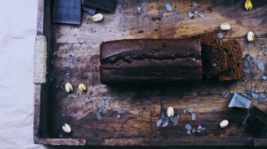 Fıstık ve çikolatayla süslenmiş ev yapımı pasta..