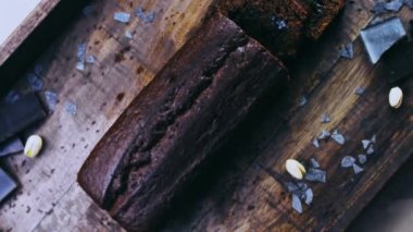 Fıstık ve çikolatayla süslenmiş ev yapımı pasta..