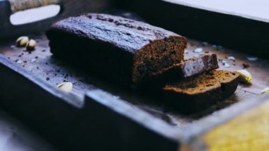 Fıstık ve çikolatayla süslenmiş ev yapımı pasta..