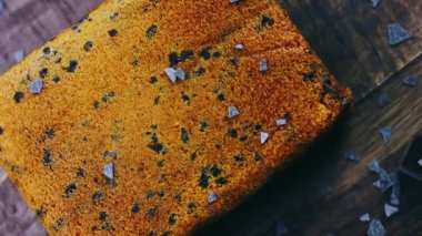 Fındık ve çikolatayla süslenmiş Stracciatella Kuchen..
