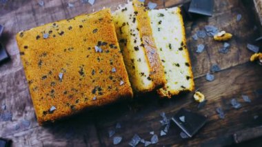 Fındık ve çikolatayla süslenmiş Stracciatella Kuchen..